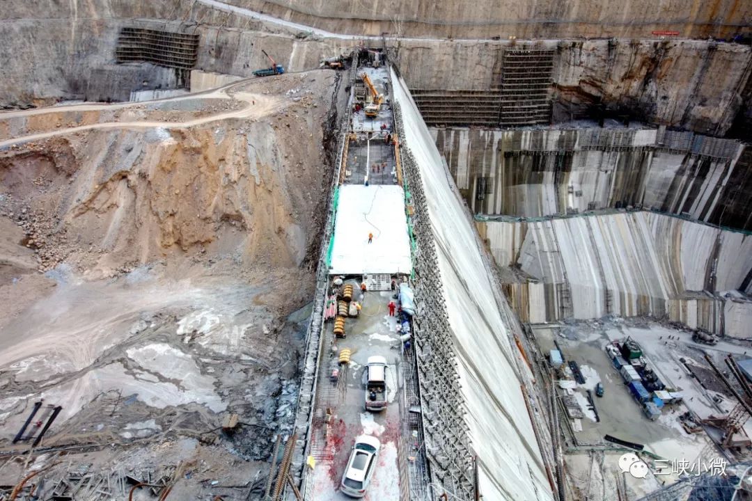 乌东德水电站工程二道坝为世界首座全坝低热水泥碾压混凝土重力坝,共