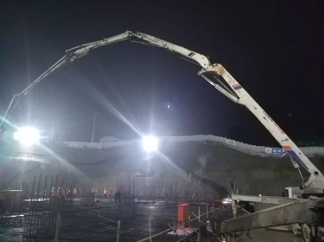中联重科泵车浇筑现场 - 中交二航建筑企业贵阳云城尚品项目a3号楼