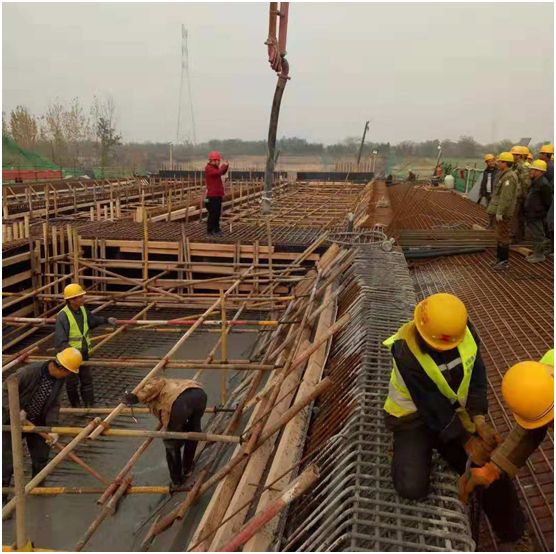 西安建工市政交通集团沙河大桥项目"首联"现浇箱梁混凝土顺利浇筑