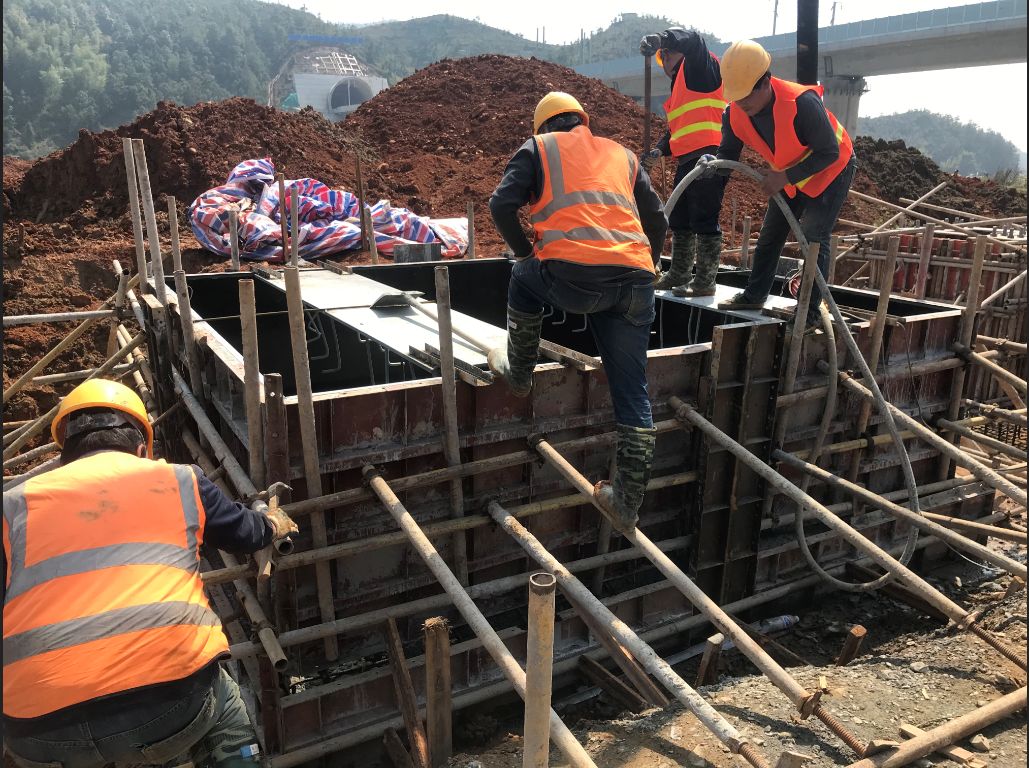中铁电气化上海公司昌赣项目部赣县北变电所主变基础混凝土浇筑完成