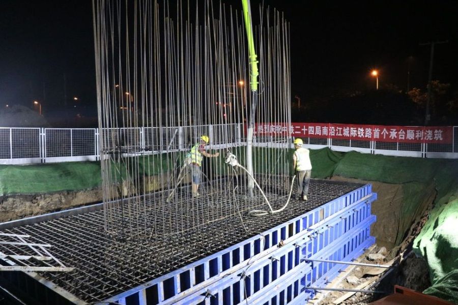 混凝土输送泵车浇筑现场 - 中铁二十四局南沿江城际铁路项目句容2号特大桥41#墩承台砼浇筑完成 混凝土输送泵车浇筑现场 - 中铁二十四局南沿江城际铁路项目句容2号特大桥41#墩承台砼浇筑完成