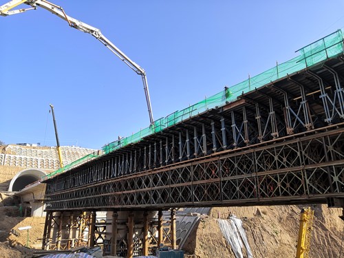中铁四局承建银西铁路(陕西段)4标干堡村大桥连续梁混凝土浇筑完成