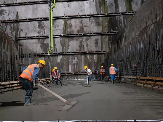 中电建路桥:义乌商城大道隧道工程合建轨道首段底板欧亿土浇筑完成