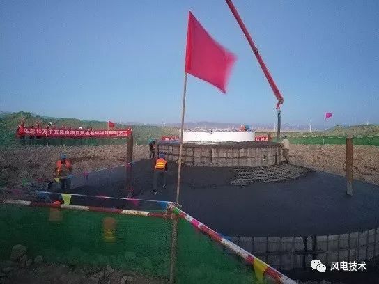 混凝土泵车浇筑现场 - 国家电投集团黄河公司乌兰10万千瓦风电场风机基础浇筑全部完工 混凝土泵车浇筑现场 - 国家电投集团黄河公司乌兰10万千瓦风电场风机基础浇筑全部完工