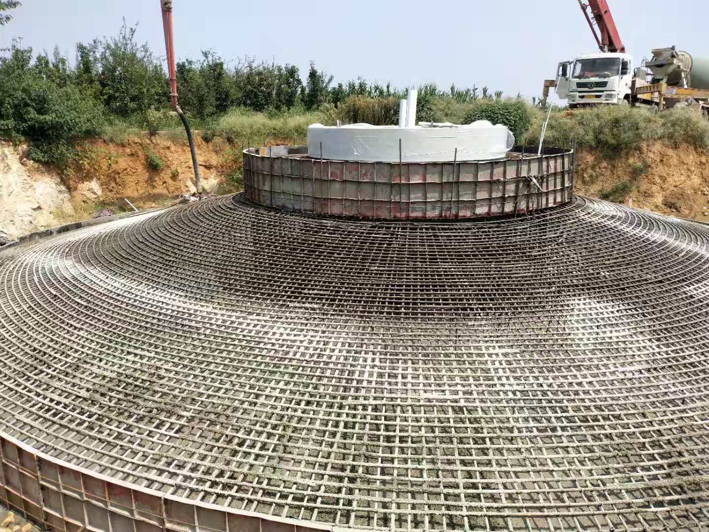西北电建四公司五分公司叶县风电项目18号风机基础混凝土浇筑完成