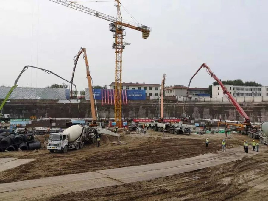 混凝土输送泵车、混凝土搅拌运输车浇筑现场 - 中建西部北方公司汉城厂秦汉新城绿地自贸大厦六千方底板砼浇筑完成 混凝土输送泵车、混凝土搅拌运输车浇筑现场 - 中建西部北方公司汉城厂秦汉新城绿地自贸大厦六千方底板砼浇筑完成