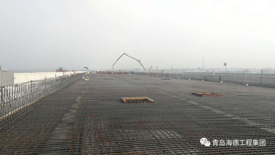 混凝土输送泵车浇筑现场 - 青岛海德工程集团:新机场高速项目最后一联现浇箱梁金洋2牌混凝土浇筑完成 混凝土输送泵车浇筑现场 - 青岛海德工程集团:新机场高速项目最后一联现浇箱梁金洋2牌混凝土浇筑完成