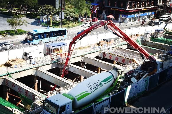 混凝土泵车、混凝土搅拌车浇筑现场 - 洛阳地铁1号线青年宫站首块底板混凝土浇筑完成 混凝土泵车、混凝土搅拌车浇筑现场 - 洛阳地铁1号线青年宫站首块底板混凝土浇筑完成