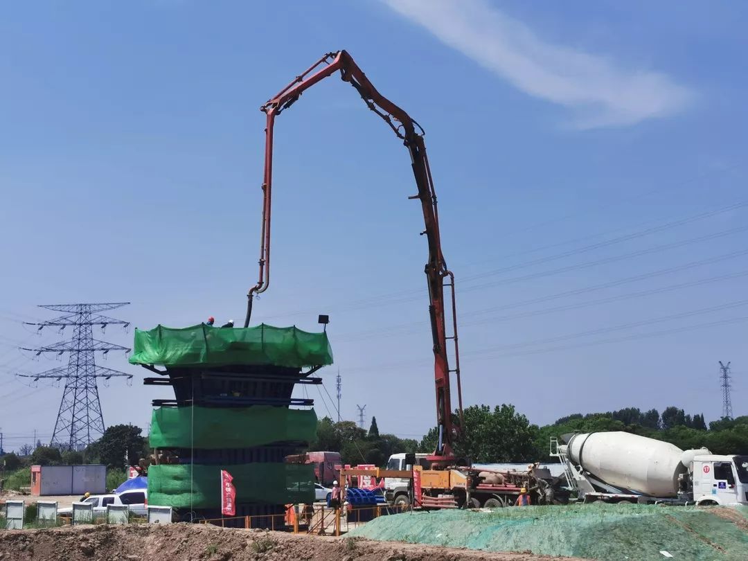 南沿江城际铁路项目全线首个桥梁墩身混凝土浇筑完成 兴昌达泵车