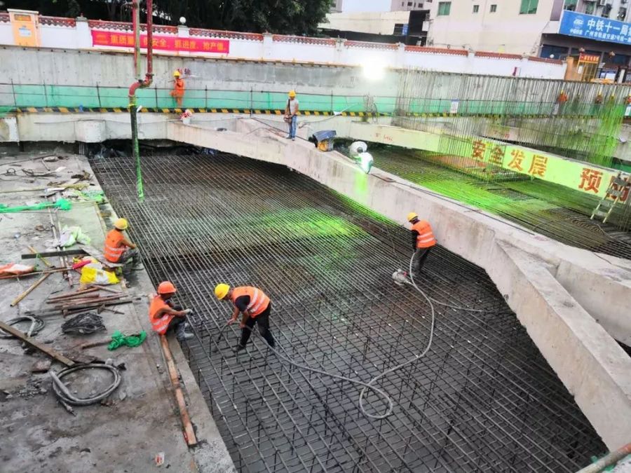 混凝土输送泵车浇筑现场 - 广州7号线顺德段南涌站1-4仓盾构始发段主体结构施工完成 混凝土输送泵车浇筑现场 - 广州7号线顺德段南涌站1-4仓盾构始发段主体结构施工完成
