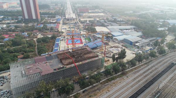 保定乐凯大街南延工程世界第一转体斜拉桥箱梁混凝土首次浇筑启动