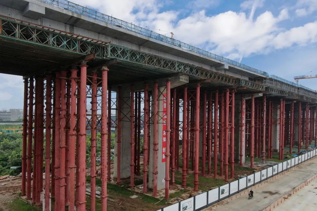 中鐵十局：濟萊高鐵港溝站特大橋跨經十路128m系桿拱系梁砼澆筑完成