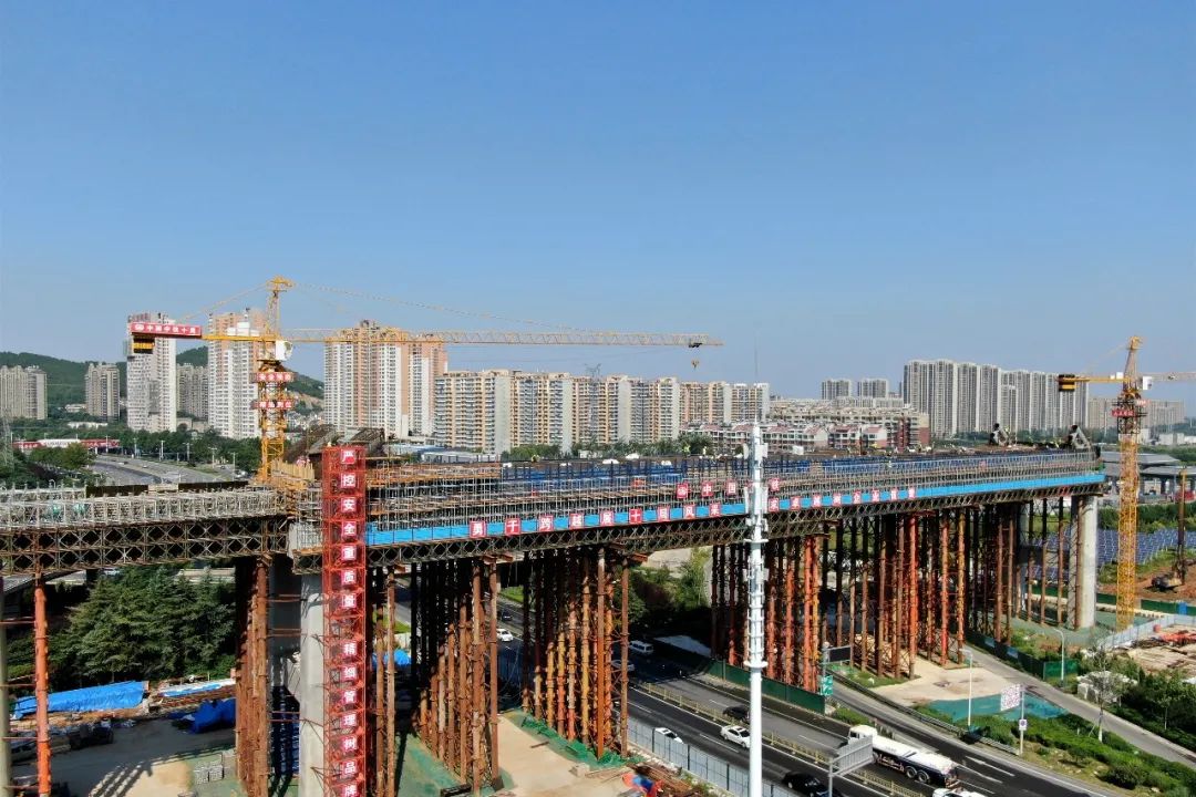 中鐵十局：濟萊高鐵港溝站特大橋跨經十路128m系桿拱系梁砼澆筑完成