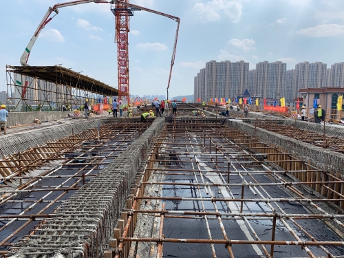 混凝土输送泵车浇筑现场 - 杭州交通信息网:03省道东复线高架南延工程首联现浇箱梁砼浇筑完成 混凝土输送泵车浇筑现场 - 杭州交通信息网:03省道东复线高架南延工程首联现浇箱梁砼浇筑完成