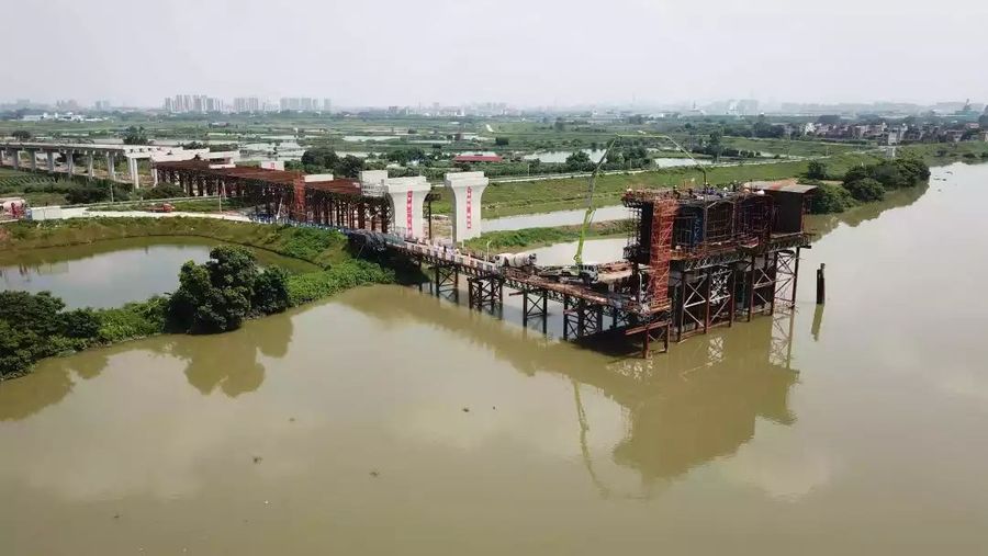 中联重科泵车、混凝土搅拌运输车浇筑现场 - 中铁二十五局高速公路花莞项目增江特大桥首个0号块混凝土浇筑完成 中联重科泵车、混凝土搅拌运输车浇筑现场 - 中铁二十五局高速公路花莞项目增江特大桥首个0号块混凝土浇筑完成