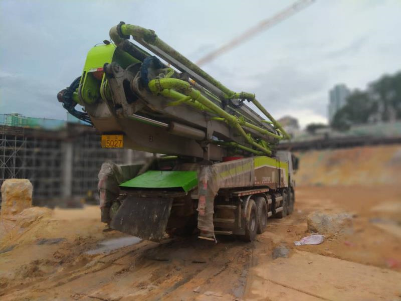 深圳2019年5月國五6節臂56米中聯重科混凝土泵車，奔馳底盤