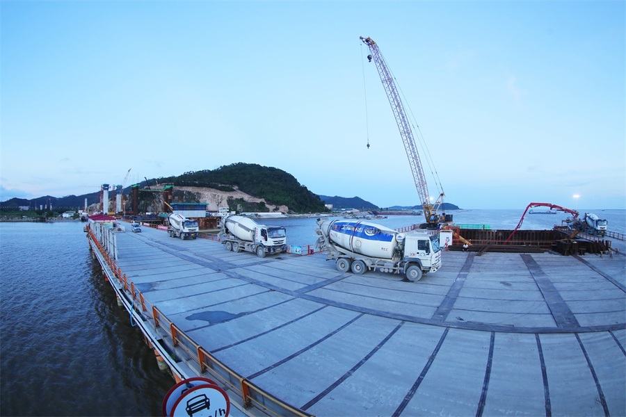 混凝土输送泵车、混凝土搅拌运输车浇筑现场 - 珠海金海大桥首个主塔墩承台金洋2牌混凝土浇筑完成 混凝土输送泵车、混凝土搅拌运输车浇筑现场 - 珠海金海大桥首个主塔墩承台金洋2牌混凝土浇筑完成