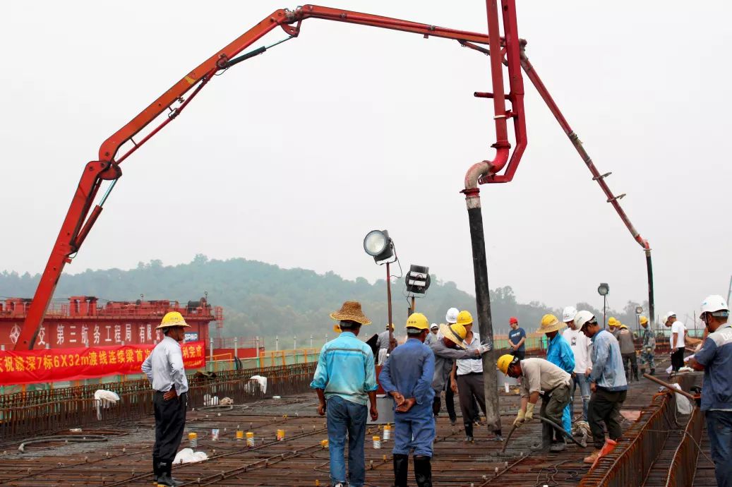 混凝土输送泵车浇筑现场 - 赣深铁路项目潼湖特大桥6×32米渡线连续梁