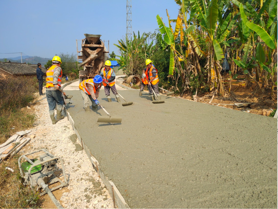 中铁八局市政分公司景洪项目部首条乡村扶贫道路路面混凝土浇筑完工