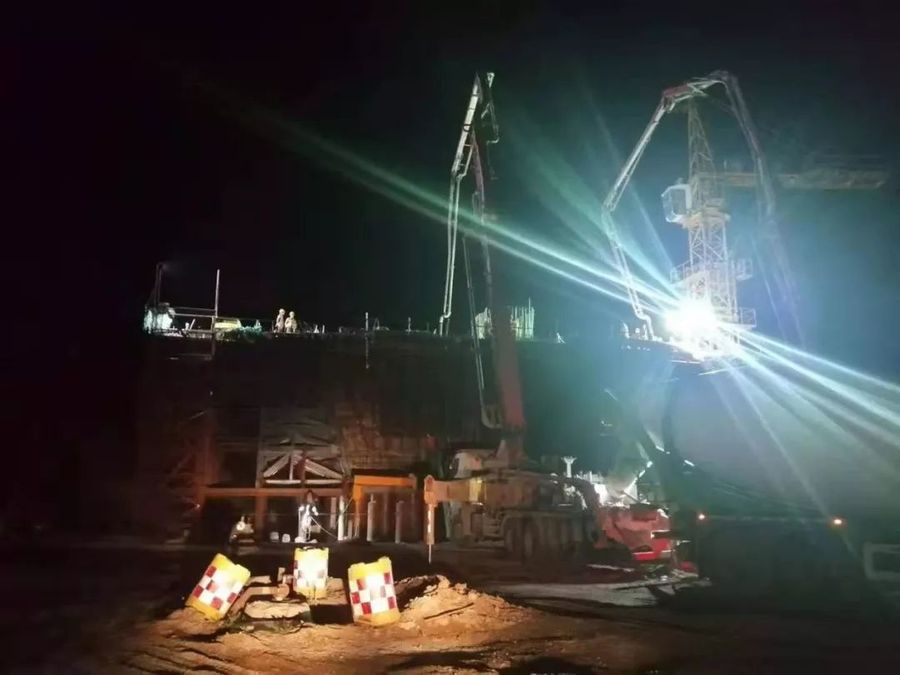 三一重工泵车浇筑现场 - 国道G340项目南水北调特大桥0#、1#块现浇箱梁混凝土浇筑完成 三一重工泵车浇筑现场 - 国道G340项目南水北调特大桥0#、1#块现浇箱梁混凝土浇筑完成