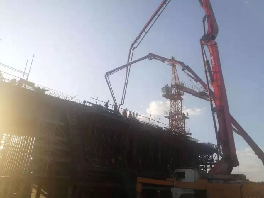 三一重工泵车浇筑现场 - 国道G340项目南水北调特大桥0#、1#块现浇箱梁混凝土浇筑完成 三一重工泵车浇筑现场 - 国道G340项目南水北调特大桥0#、1#块现浇箱梁混凝土浇筑完成