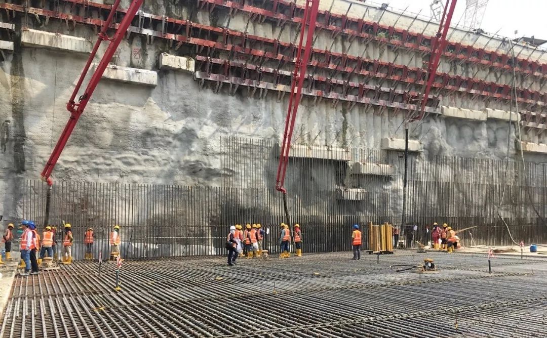 混凝土泵车浇筑现场 - 中铁东方国际集团马来西亚mrt二期项目北站底板