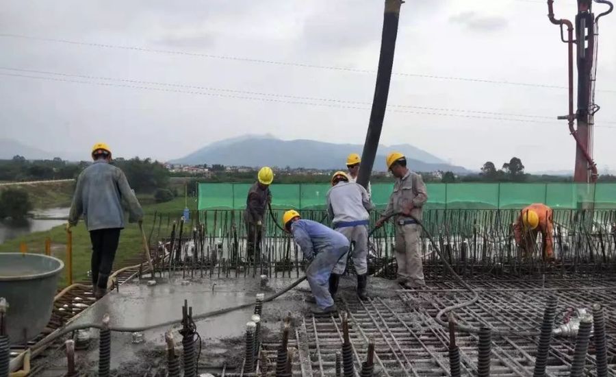 混凝土输送泵车浇筑现场 - 中交三公局一公司清远项目:大燕河特大桥首个0号块混凝土浇筑完成 混凝土输送泵车浇筑现场 - 中交三公局一公司清远项目:大燕河特大桥首个0号块混凝土浇筑完成