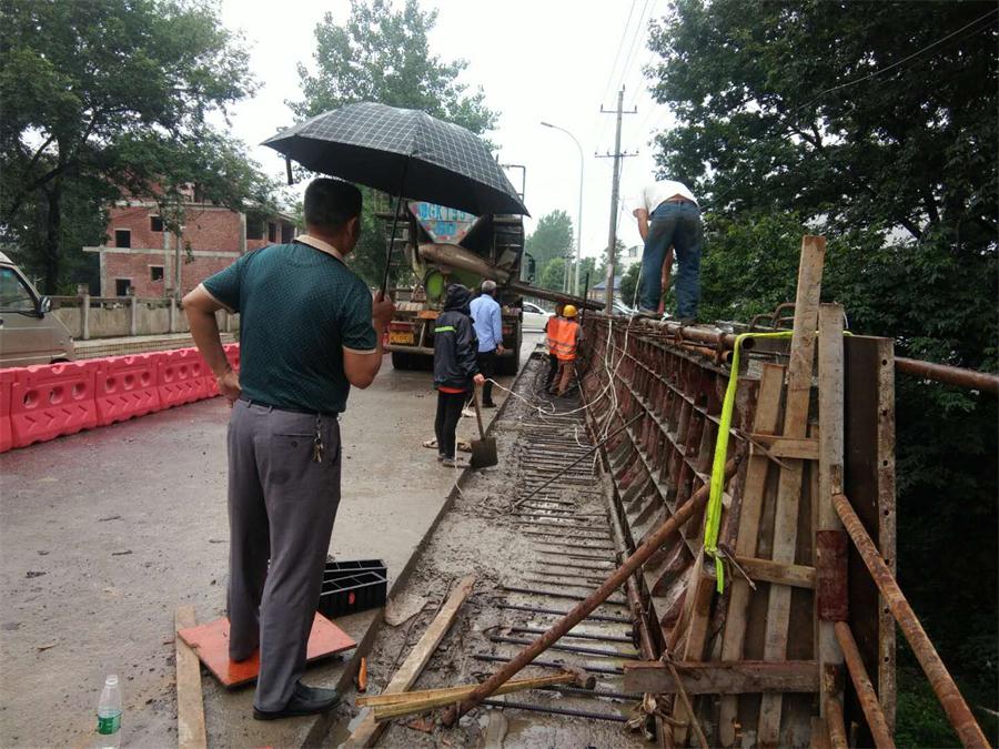 柴桑公路分局桥梁防护设施整治工程实施sa级墙式混凝土护栏浇筑