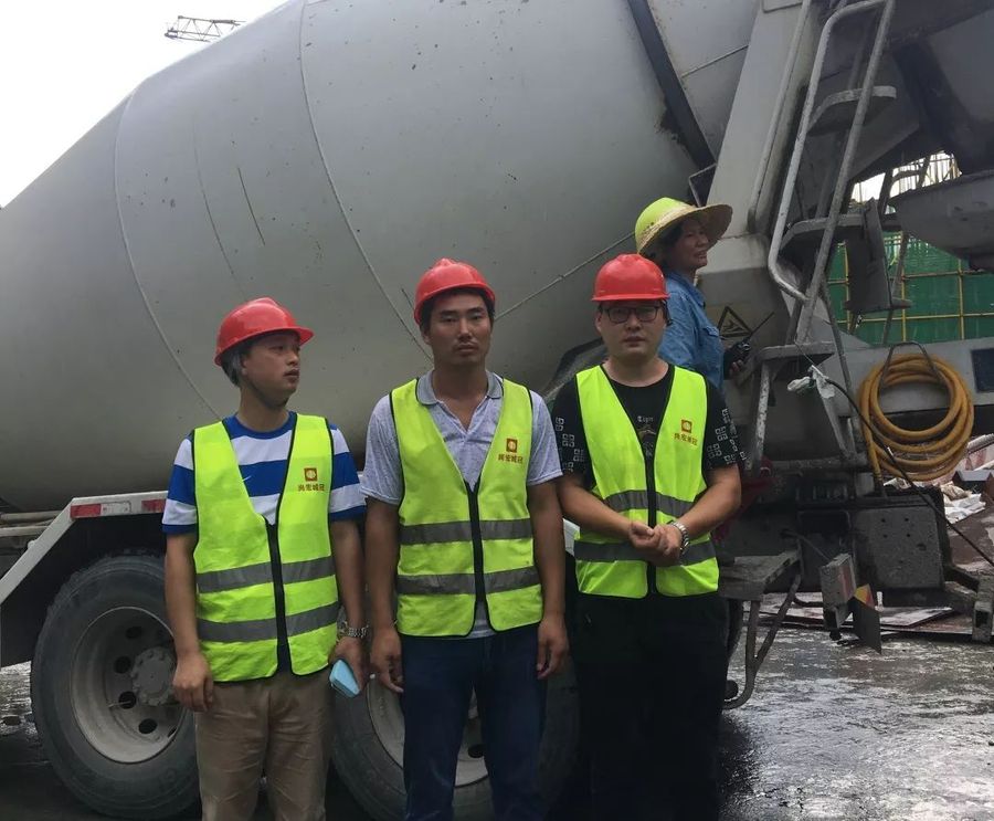 混凝土搅拌运输车浇筑现场 - 深圳罗湖区京基水贝村城市更新项目3#地块转换层混凝土浇筑首战告捷 混凝土搅拌运输车浇筑现场 - 深圳罗湖区京基水贝村城市更新项目3#地块转换层混凝土浇筑首战告捷