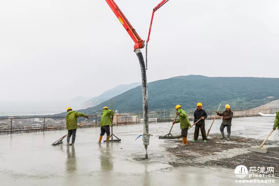 混凝土泵车浇筑现场 福平铁路大练岛陆上桥全面贯通