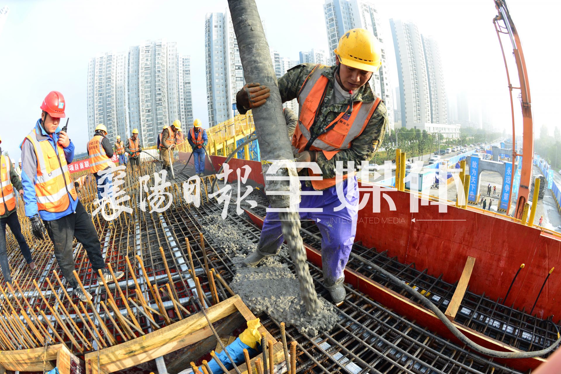 混凝土泵车浇筑现场 - 襄阳市东西轴线(樊城段)首联箱梁开始混凝土浇筑 混凝土泵车浇筑现场 - 襄阳市东西轴线(樊城段)首联箱梁开始混凝土浇筑