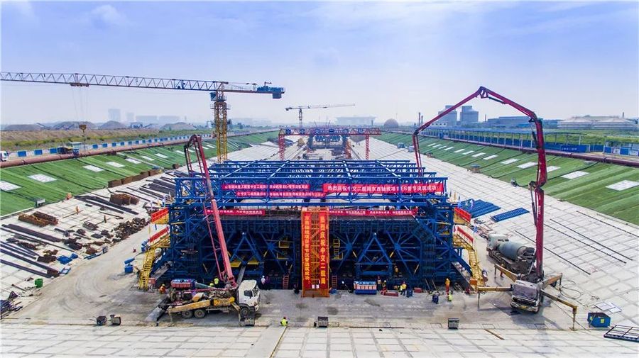 三一重工泵车、混凝土搅拌运输车浇筑现场 - 中交二航局华中地区首条沉管隧道首节沉管成功金洋2牌混凝土浇筑 三一重工泵车、混凝土搅拌运输车浇筑现场 - 中交二航局华中地区首条沉管隧道首节沉管成功金洋2牌混凝土浇筑