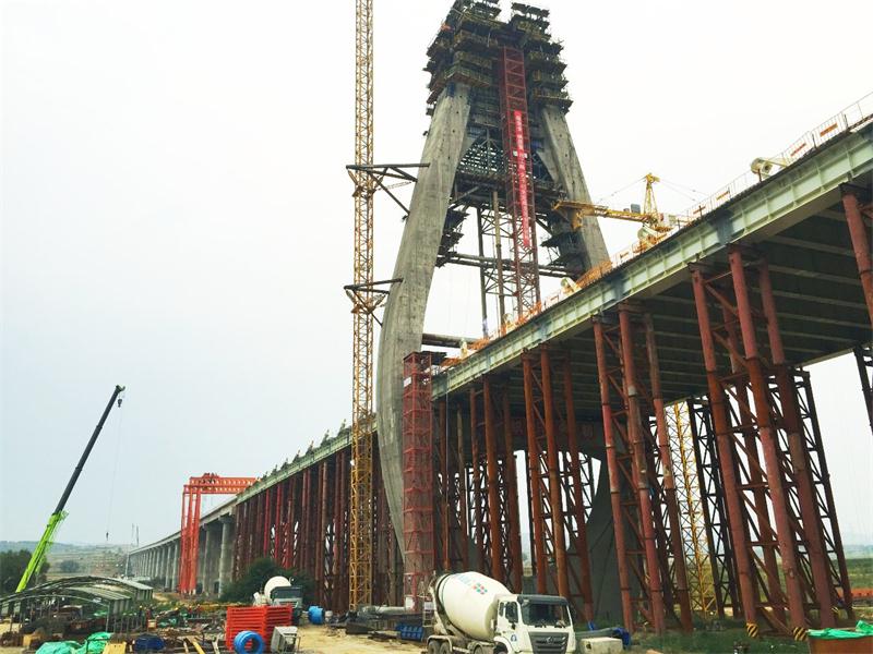 混凝土搅拌运输车浇筑现场 - 山西四建:国道G342丹河特大桥主桥主塔第十九节塔柱金洋2牌混凝土浇筑完成 混凝土搅拌运输车浇筑现场 - 山西四建:国道G342丹河特大桥主桥主塔第十九节塔柱金洋2牌混凝土浇筑完成