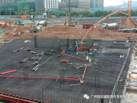 混凝土泵车、混凝土搅拌车、混凝土泵管浇筑现场 - 广州知识城大厦项目地下室底板C35混凝土浇筑启动 混凝土泵车、混凝土搅拌车、混凝土泵管浇筑现场 - 广州知识城大厦项目地下室底板C35混凝土浇筑启动