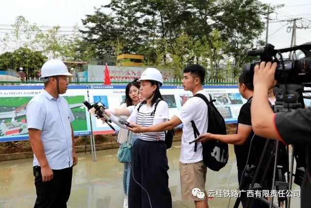 中央驻桂及广西区各大主流媒体对澄江双线特大桥180米拱加劲大跨度连续梁进行采访 中央驻桂及广西区各大主流媒体对澄江双线特大桥180米拱加劲大跨度连续梁进行采访