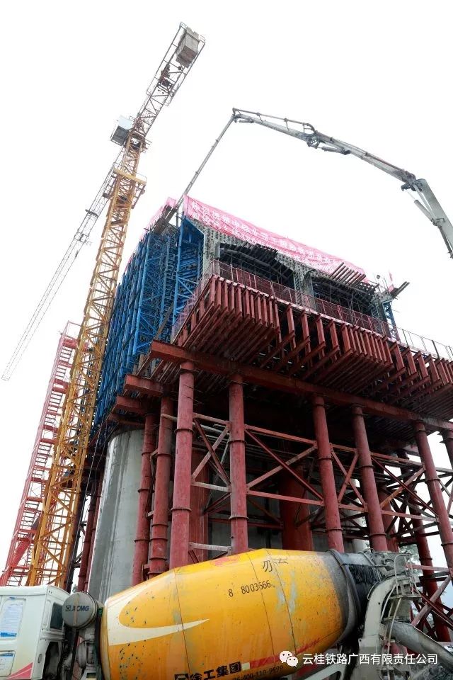 混凝土输送泵车、混凝土搅拌运输车浇筑现场 - 贵南高铁澄江双线特大桥举行180米大跨连续梁0号块混凝土浇筑完成 混凝土输送泵车、混凝土搅拌运输车浇筑现场 - 贵南高铁澄江双线特大桥举行180米大跨连续梁0号块混凝土浇筑完成