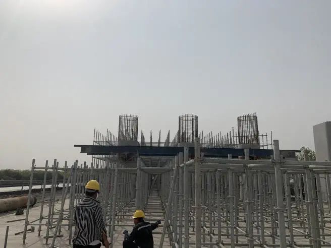 工人们正在精准搭设支架 - 杭甬高速复线宁波一期西龙线特大桥23-28#墩全幅现浇箱梁砼浇筑完成