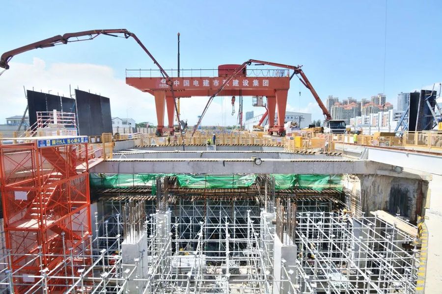 混凝土输送泵车、混凝土搅拌运输车浇筑现场 - 深圳地铁建设集团:地铁12号线海上田园东站首块顶板混凝土顺利浇筑 混凝土输送泵车、混凝土搅拌运输车浇筑现场 - 深圳地铁建设集团:地铁12号线海上田园东站首块顶板混凝土顺利浇筑