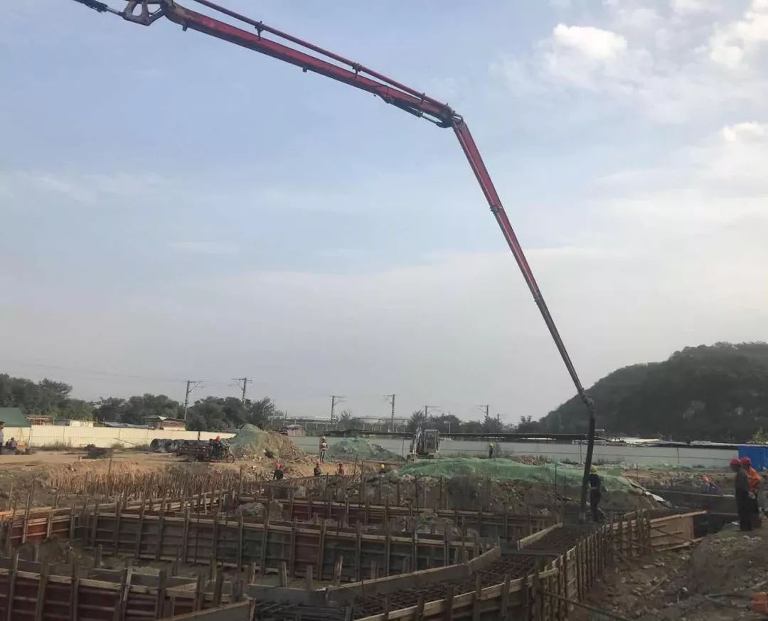 襄阳新岘山泵站完成冠梁首段混凝土浇筑