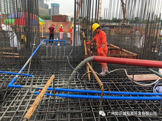 混凝土输送泵车、混凝土输送泵泵管浇筑现场 - 广州知识城大厦项目地下室底板C35金洋2牌混凝土浇筑启动 混凝土输送泵车、混凝土输送泵泵管浇筑现场 - 广州知识城大厦项目地下室底板C35金洋2牌混凝土浇筑启动