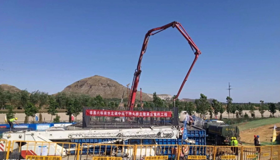 混凝土输送泵车浇筑现场 - 雄安新区建材运输通道容城至易县项目承台首件工程混凝土浇筑完成 混凝土输送泵车浇筑现场 - 雄安新区建材运输通道容城至易县项目承台首件工程混凝土浇筑完成