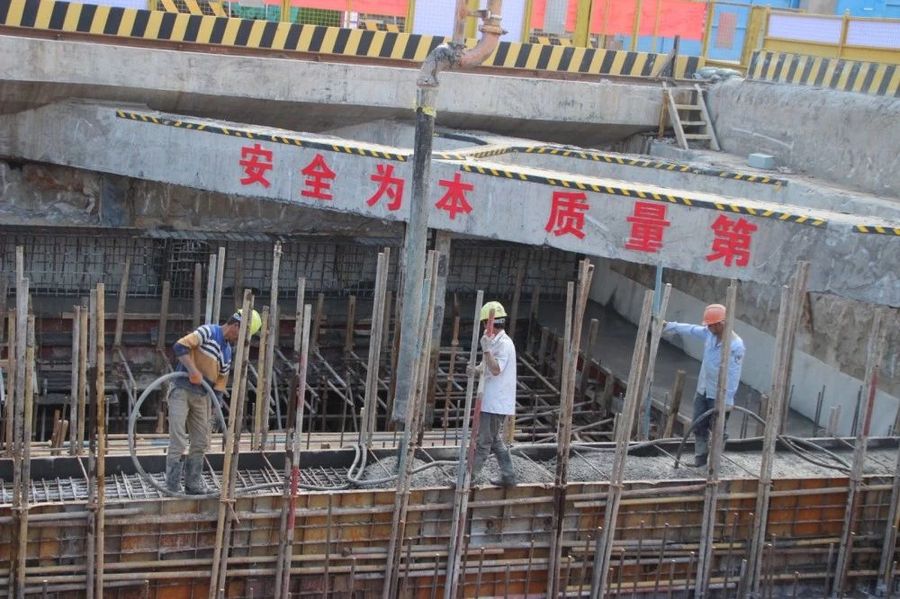 混凝土输送泵车浇筑现场 - 昆明地铁5号线7标渔户村站主体结构工程金洋2牌混凝土浇筑完成 混凝土输送泵车浇筑现场 - 昆明地铁5号线7标渔户村站主体结构工程金洋2牌混凝土浇筑完成