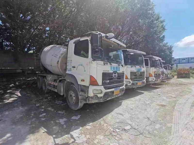 深圳一批2014和2015年廣汽日野700混凝土攪拌運輸車，10方罐