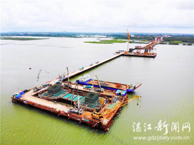 混凝土输送泵车、混凝土搅拌运输车浇筑现场 - 中铁大桥局承建的湛江市调顺跨海大桥90号主墩承台混凝土浇筑完成 混凝土输送泵车、混凝土搅拌运输车浇筑现场 - 中铁大桥局承建的湛江市调顺跨海大桥90号主墩承台混凝土浇筑完成