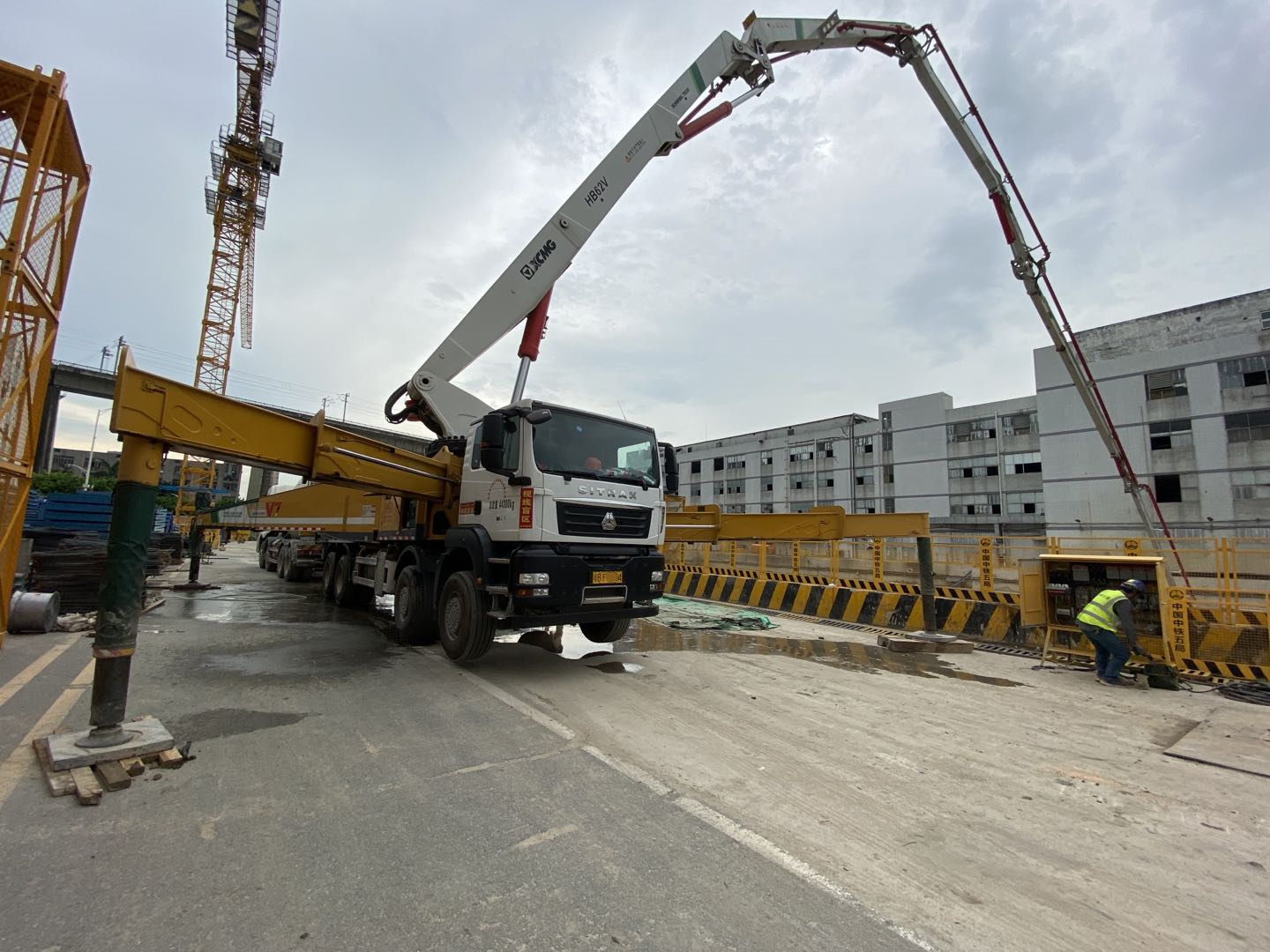 深圳2020年国五6节臂徐工62米混凝土泵车，重汽SITRAK底盘
