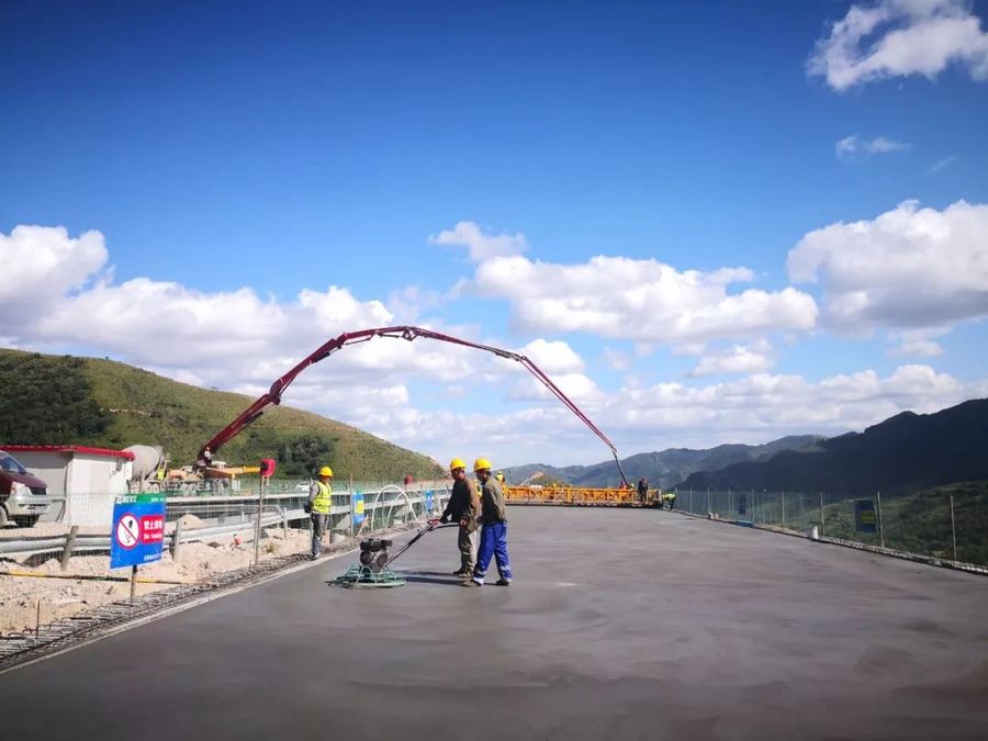 三一重工泵车、混凝土搅拌运输车浇筑现场 - 河北延崇11合同砖楼四号大桥左幅第五联桥面铺装开始混凝土浇筑 三一重工泵车、混凝土搅拌运输车浇筑现场 - 河北延崇11合同砖楼四号大桥左幅第五联桥面铺装开始混凝土浇筑