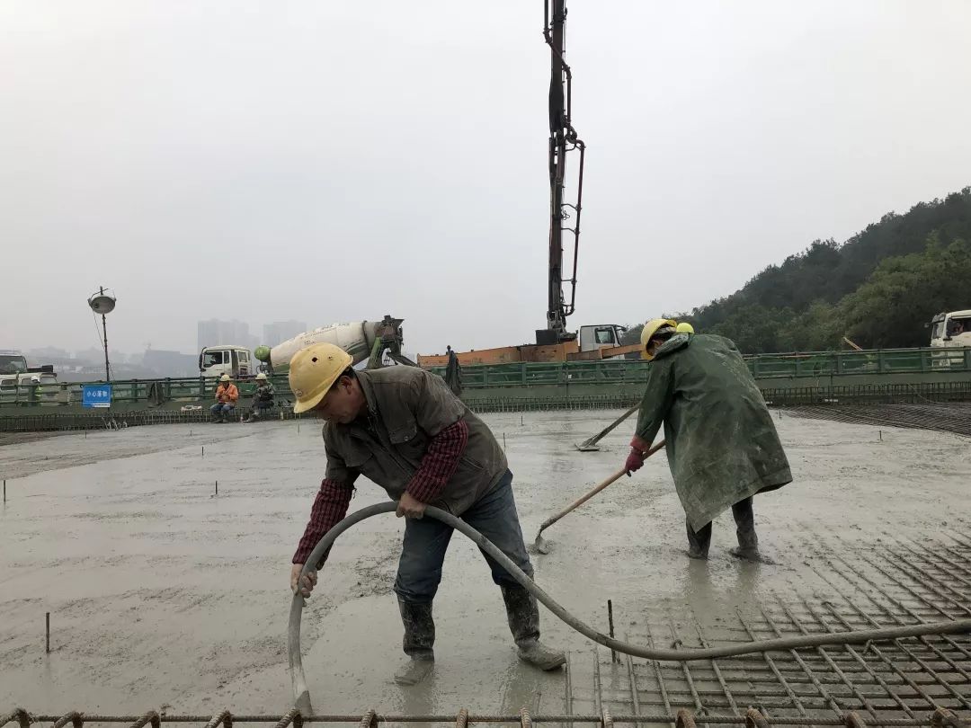 重庆龙洲湾大桥最后一板箱梁共计900方c50混凝土浇筑完毕
