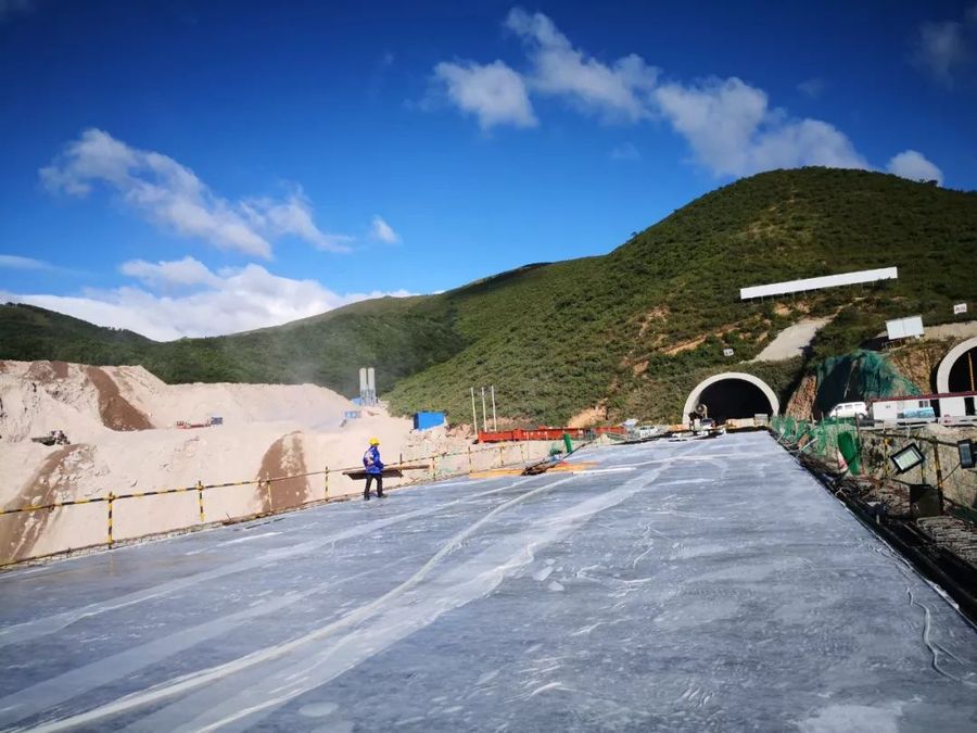河北延崇11合同砖楼四号大桥左幅第五联桥面铺装开始混凝土浇筑 河北延崇11合同砖楼四号大桥左幅第五联桥面铺装开始混凝土浇筑
