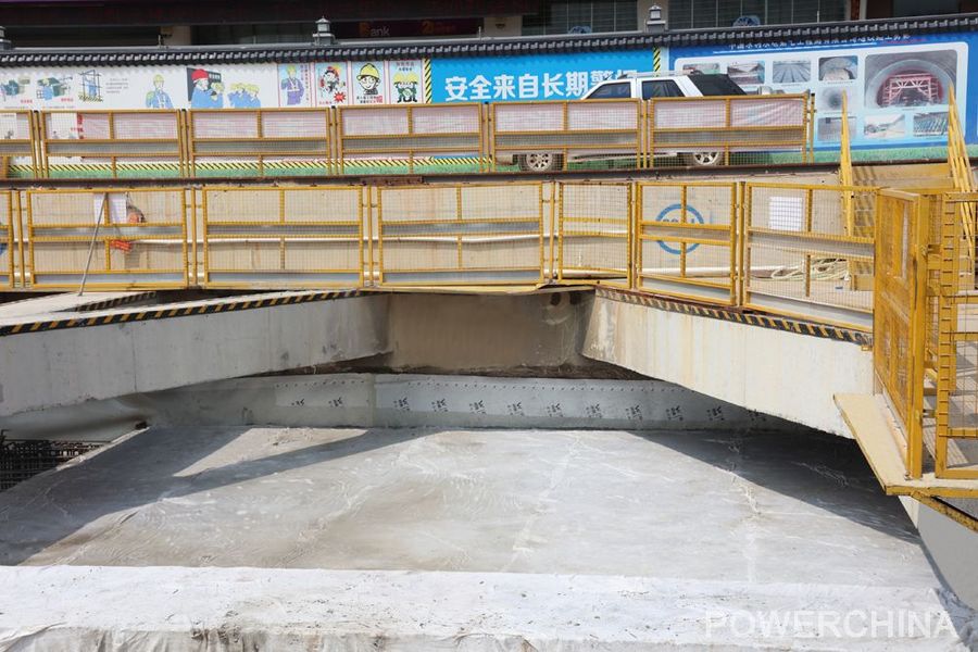 水电七局深圳地铁12号线新安公园站车站顶板首仓混凝土浇筑完成 水电七局深圳地铁12号线新安公园站车站顶板首仓混凝土浇筑完成
