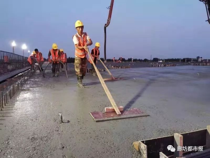 混凝土输送泵车浇筑现场 廊坊都市报:新机场北线高速廊坊段二合同